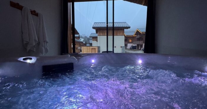 Hot tub by night