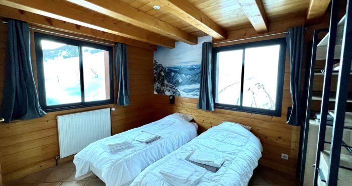Chalet Snow Star twin bedroom