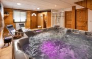 Hot tub and sauna in chalet Snow Star