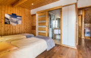 Ensuite double room in chalet 3 Vallees