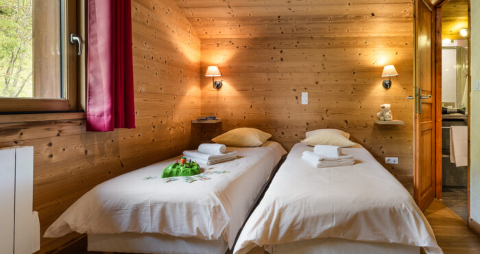 Bedroom with two beds in chalet Snow Mountain