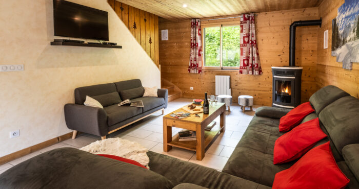 Lounge with sofas and fire place in chalet Snow Mountain
