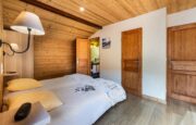 Bedroom with two beds and bathroom in chalet Snow Pearl