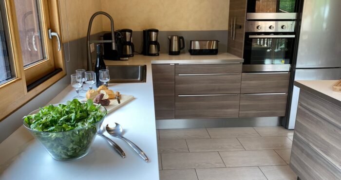 Kitchen with oven, coffee machine and sink in chalet Snow Pearl