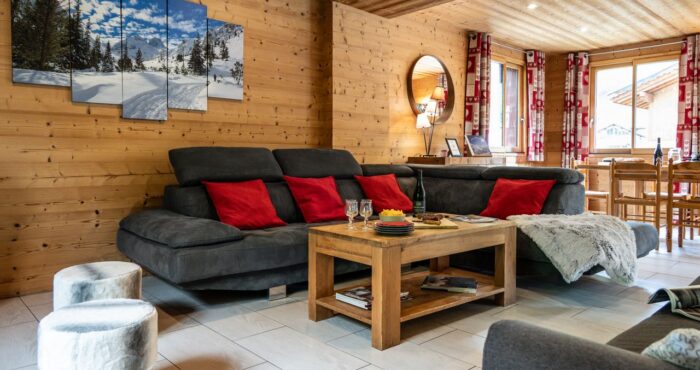 Lounge with sofas and fire place in chalet Snow Pearl