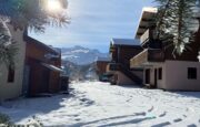 Outside view with snow and blue sky of chalet Snow Pearl