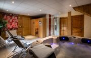 wellness area with hot tub and sauna in chalet Snow Pearl