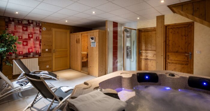 wellness area with hot tub and sauna in chalet Snow Pearl