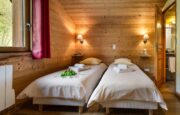Bedroom with two beds and bathroom in chalet Snow Pearl